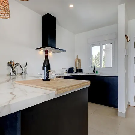 El Paseo - Gerenoveerd Met Zeezicht * 에스테포나